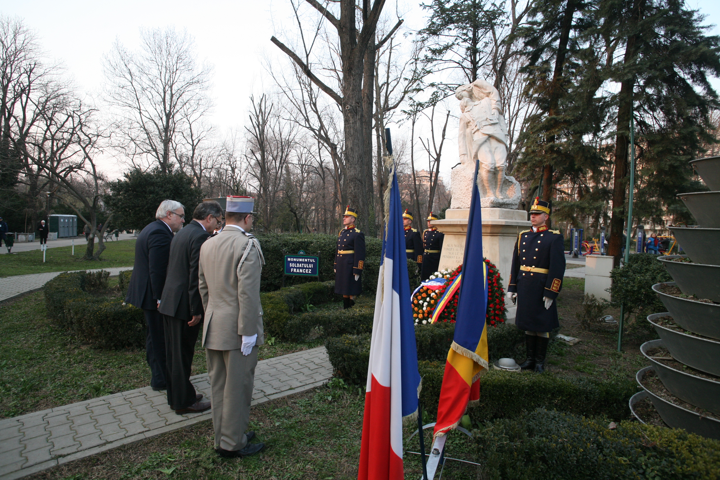 Ceremonia de depunere de coroane de flori de la Monumentul militar francez din parcul Cişmigiu - 12 martie 2015 