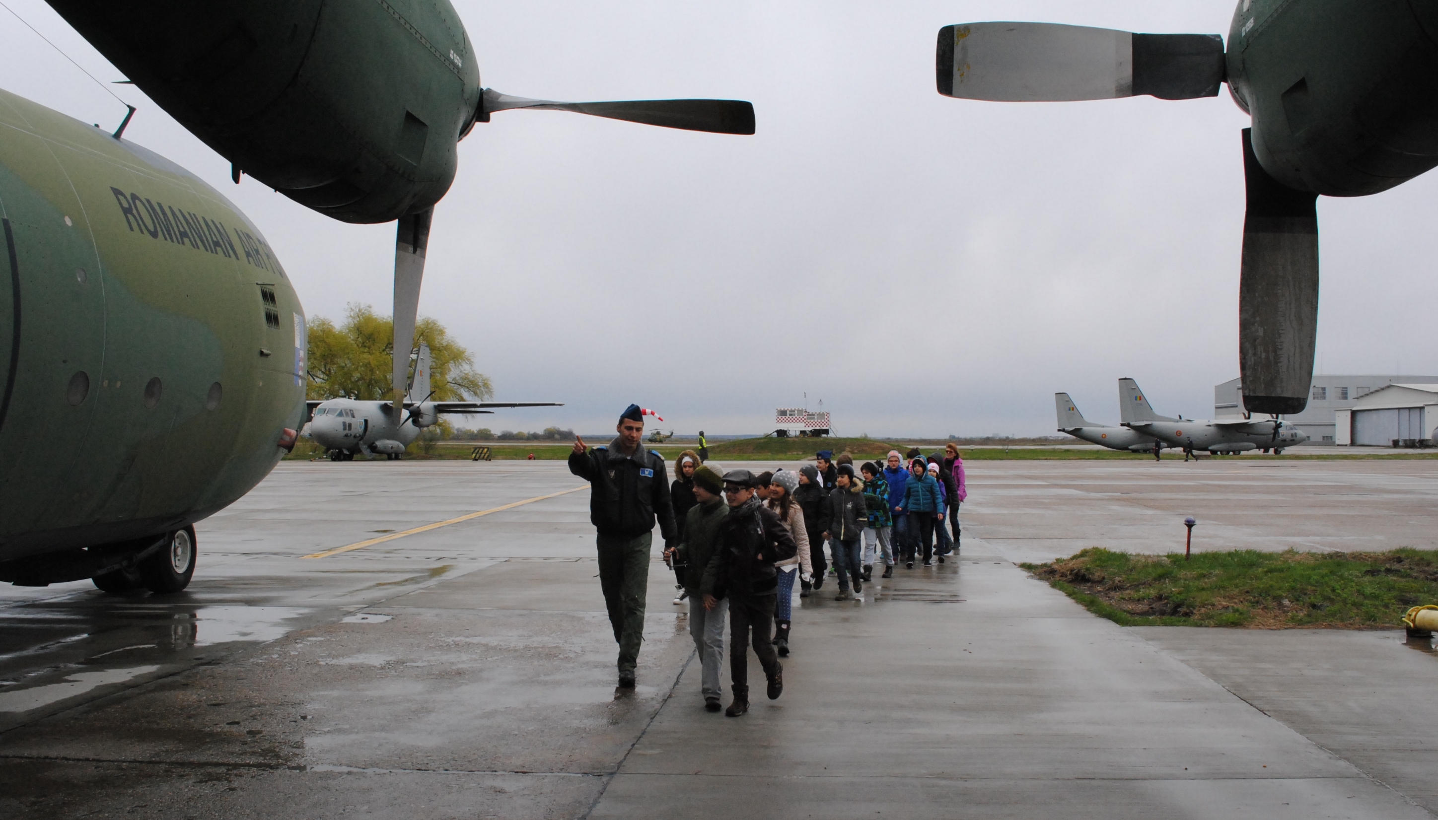 'Armata - O şcoală altfel ' - activitate desfăşurată la Baza 90 Transport Aerian Otopeni - 07 aprilie 2015