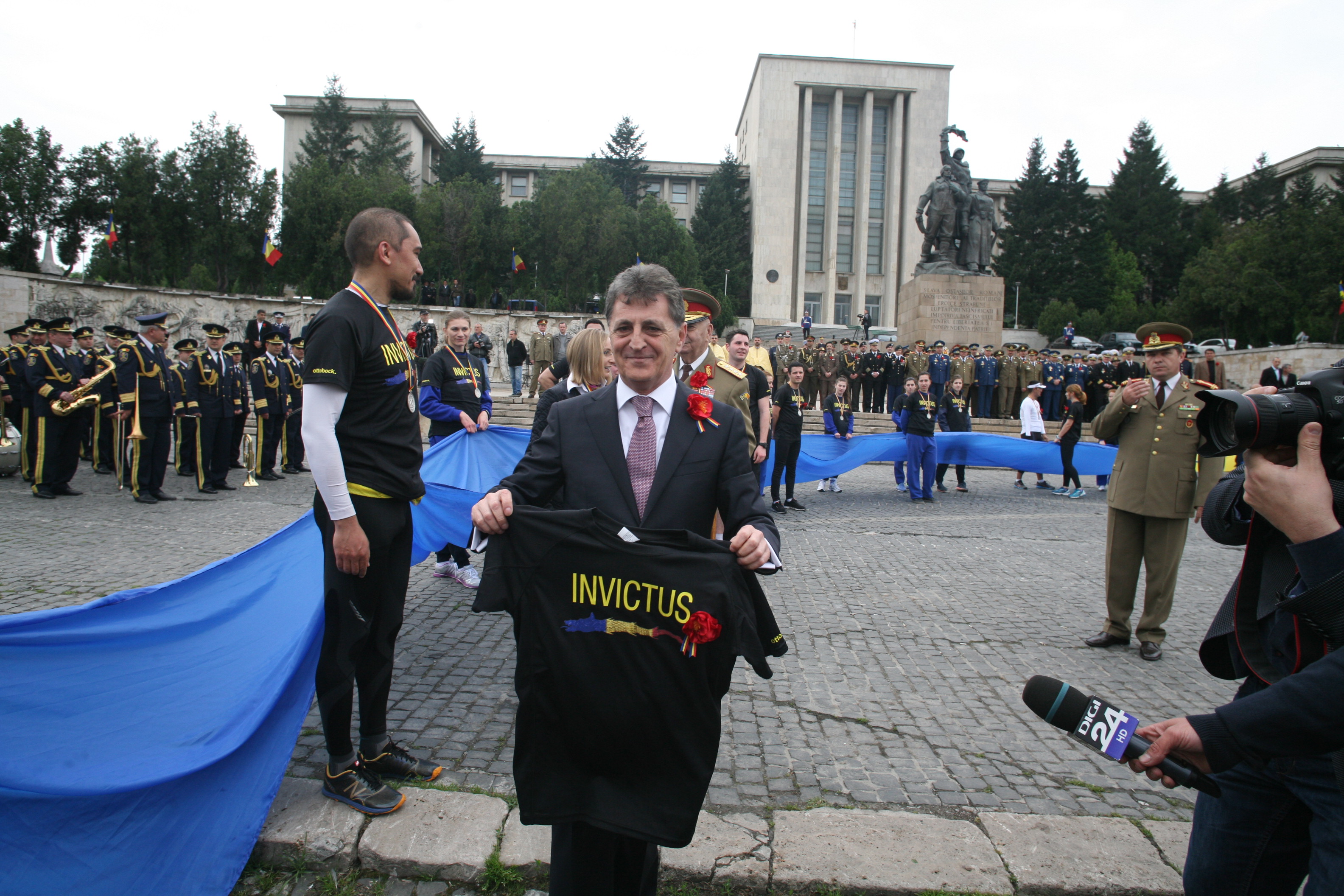 Ceremonia militară de depuneri de coroane şi jerbe de flori de la Monumentul Eroilor Neamului din cel de al II-lea Război Mondial - Universitatea Națională de Apărare 'Carol I' - 29 aprilie 2015 '