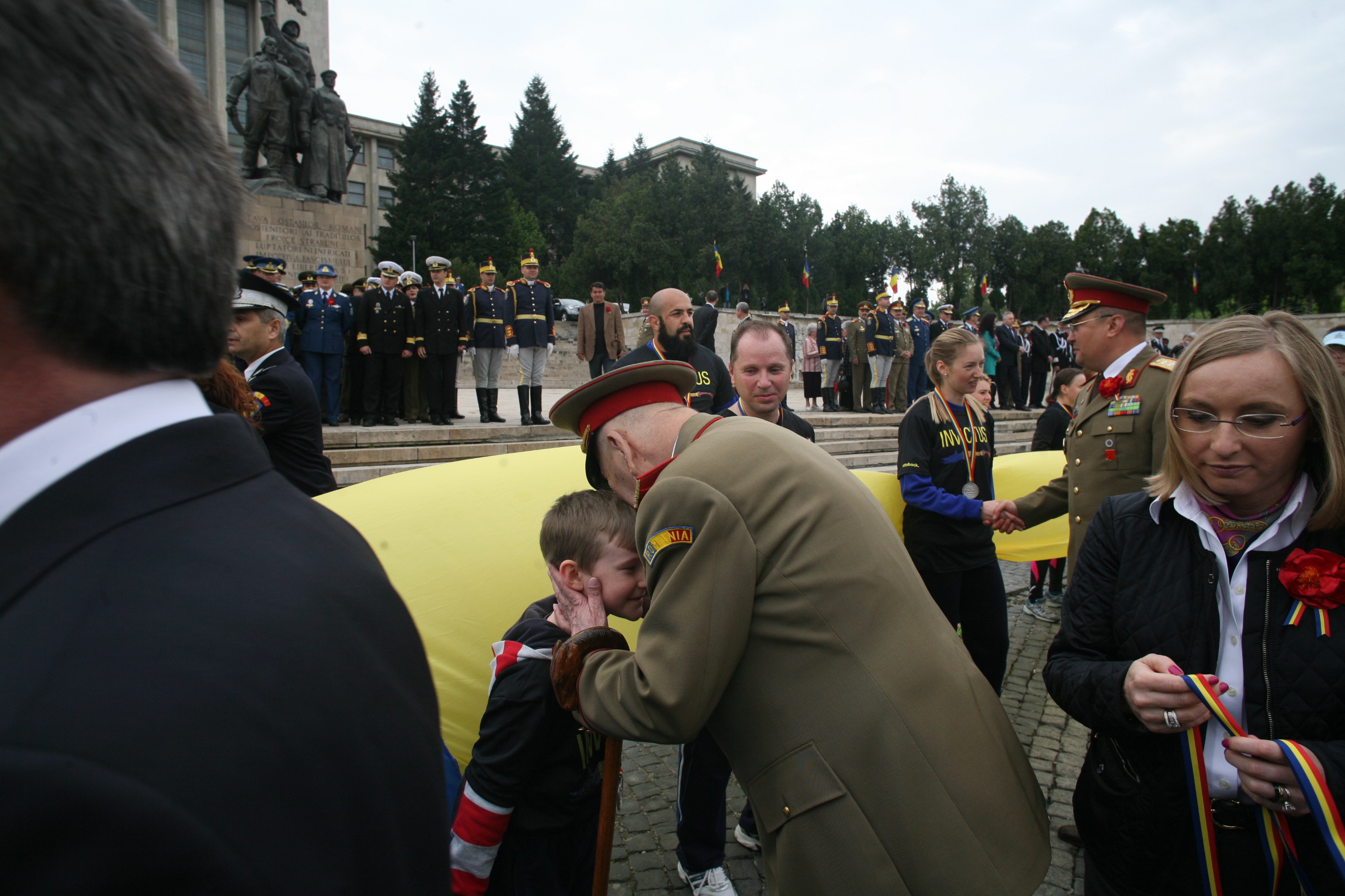 Ceremonia militară de depuneri de coroane şi jerbe de flori de la Monumentul Eroilor Neamului din cel de al II-lea Război Mondial - Universitatea Națională de Apărare 'Carol I' - 29 aprilie 2015 '