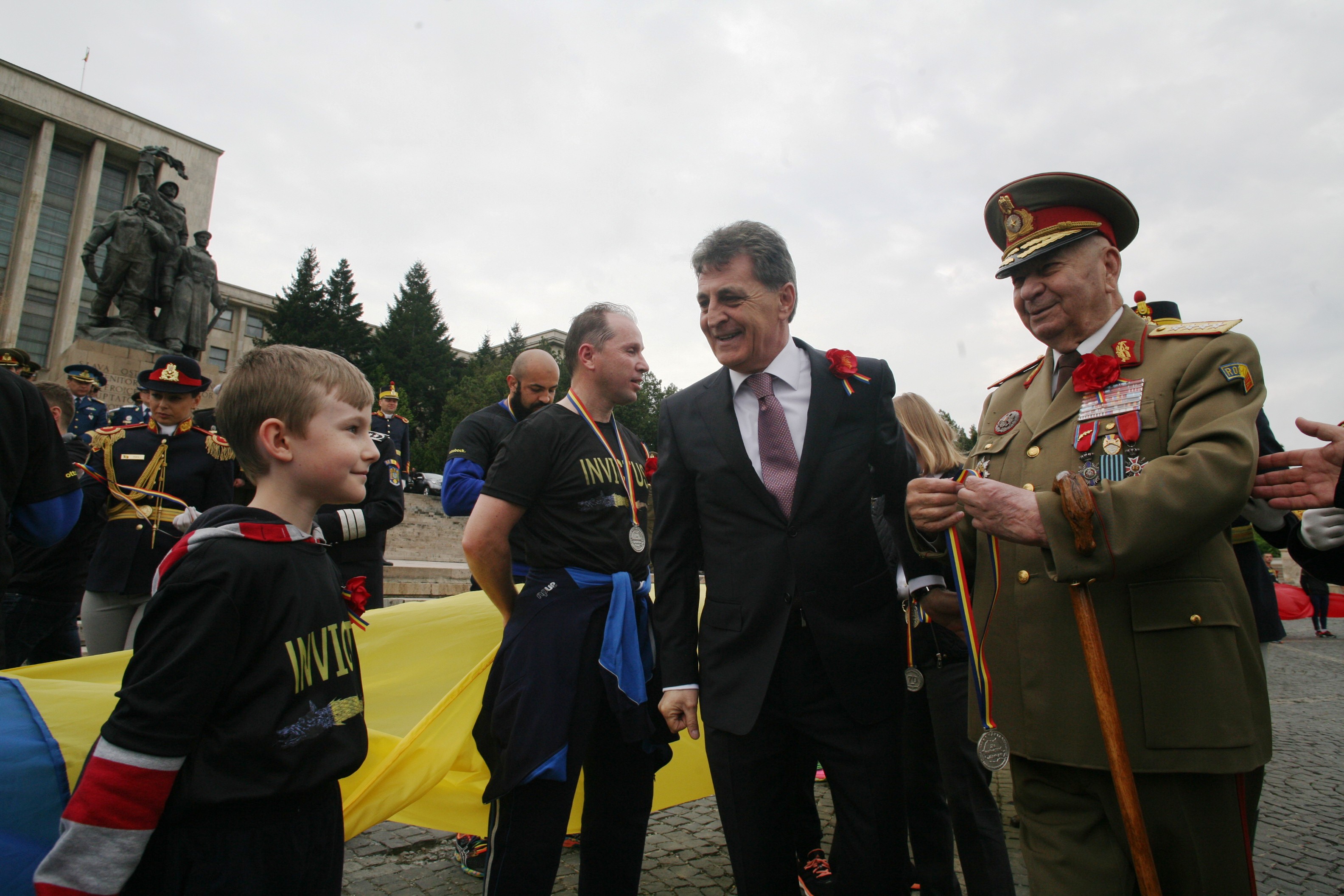 Ceremonia militară de depuneri de coroane şi jerbe de flori de la Monumentul Eroilor Neamului din cel de al II-lea Război Mondial - Universitatea Națională de Apărare 'Carol I' - 29 aprilie 2015 '