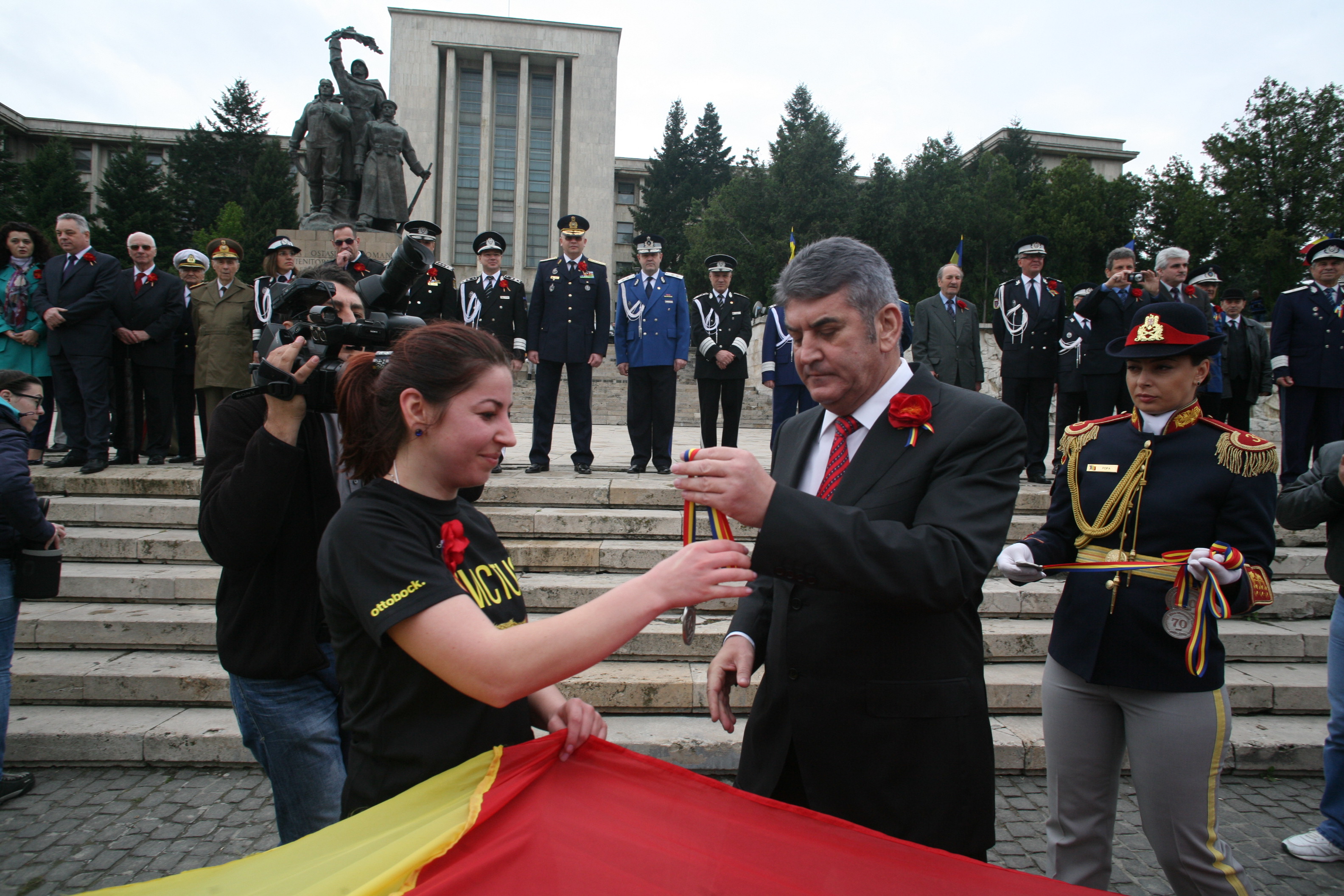 Ceremonia militară de depuneri de coroane şi jerbe de flori de la Monumentul Eroilor Neamului din cel de al II-lea Război Mondial - Universitatea Națională de Apărare 'Carol I' - 29 aprilie 2015 '