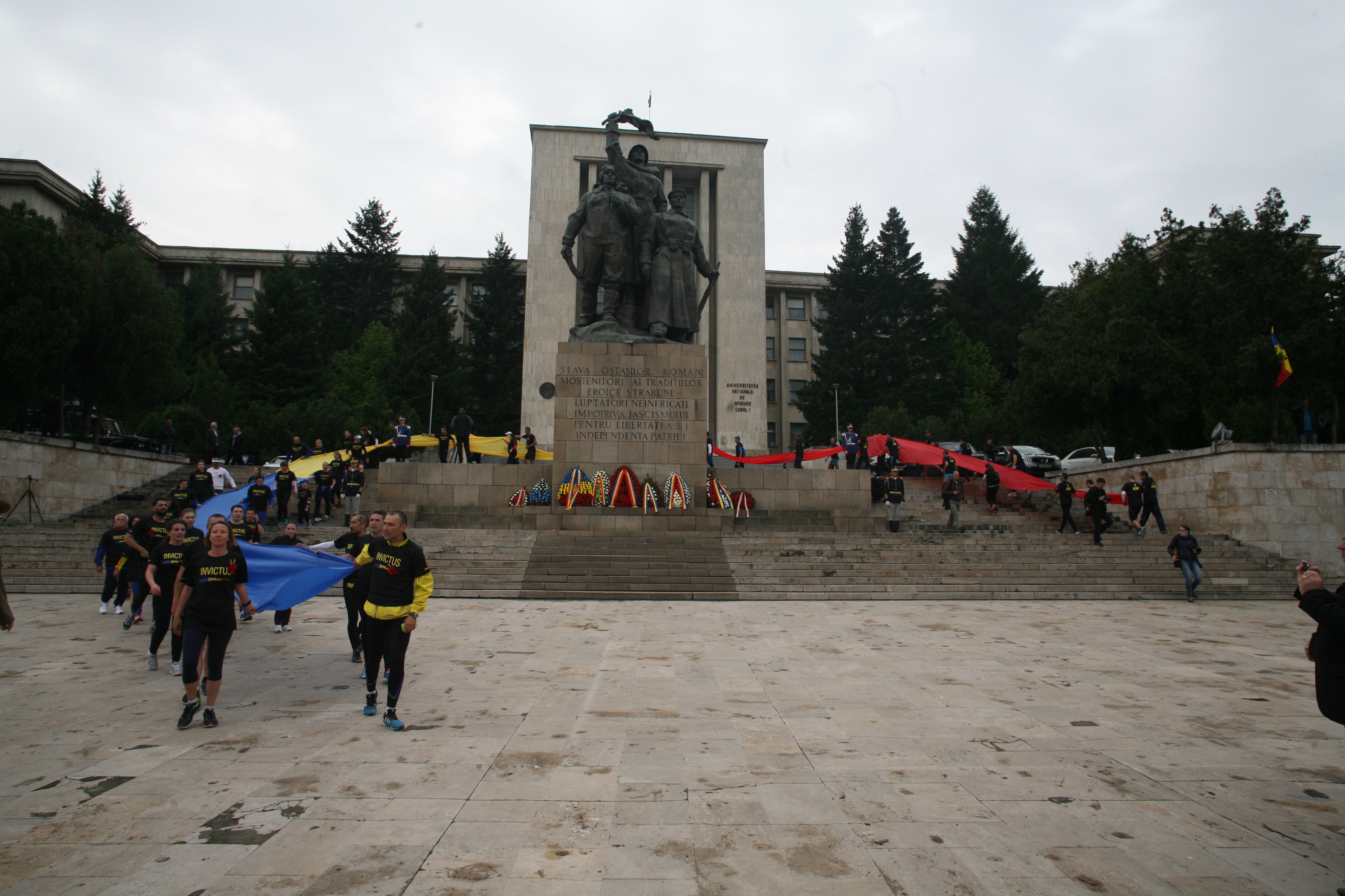 Ceremonia militară de depuneri de coroane şi jerbe de flori de la Monumentul Eroilor Neamului din cel de al II-lea Război Mondial - Universitatea Națională de Apărare 'Carol I' - 29 aprilie 2015 '