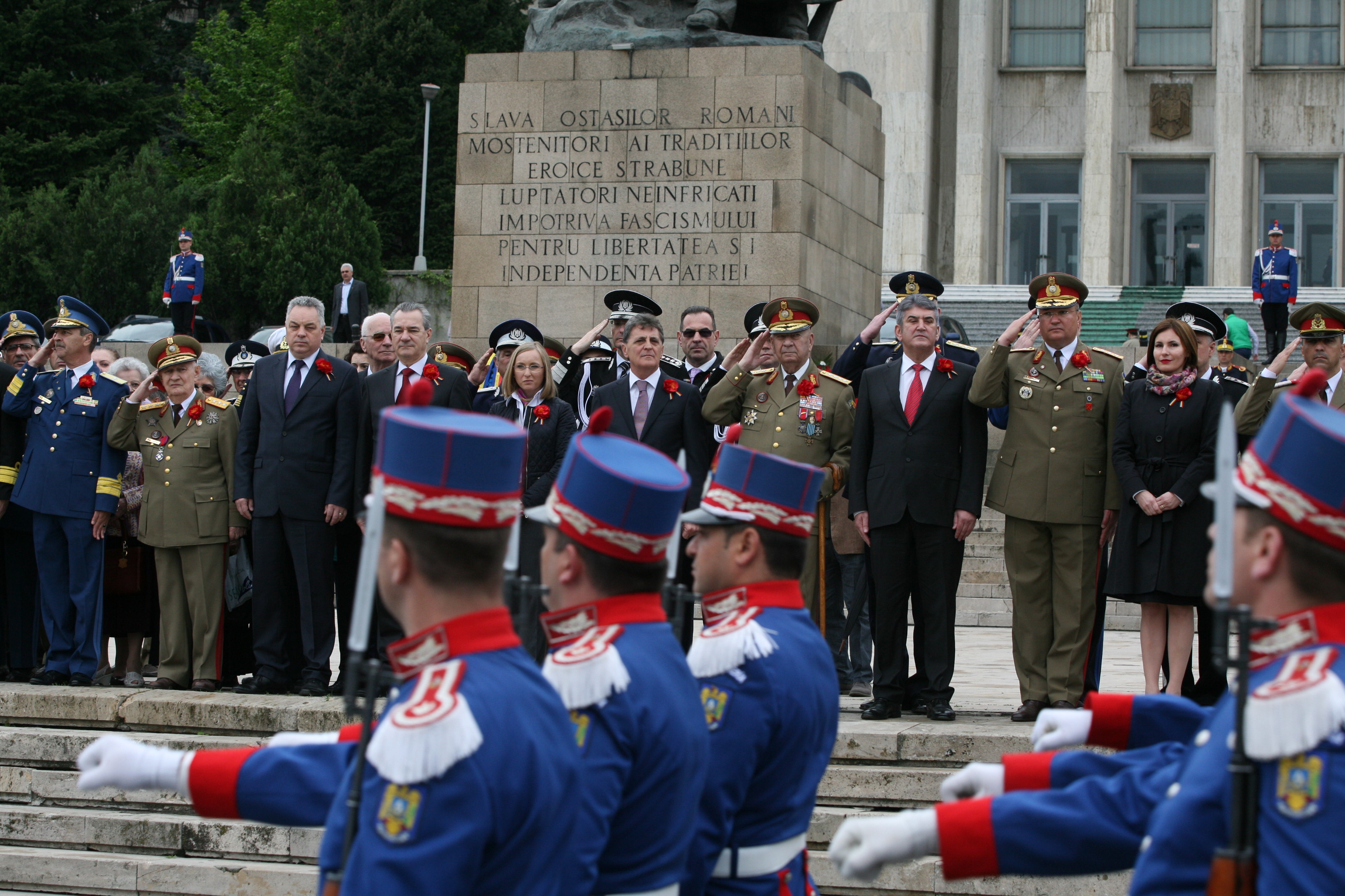 Ceremonia militară de depuneri de coroane şi jerbe de flori de la Monumentul Eroilor Neamului din cel de al II-lea Război Mondial - Universitatea Națională de Apărare 'Carol I' - 29 aprilie 2015 '