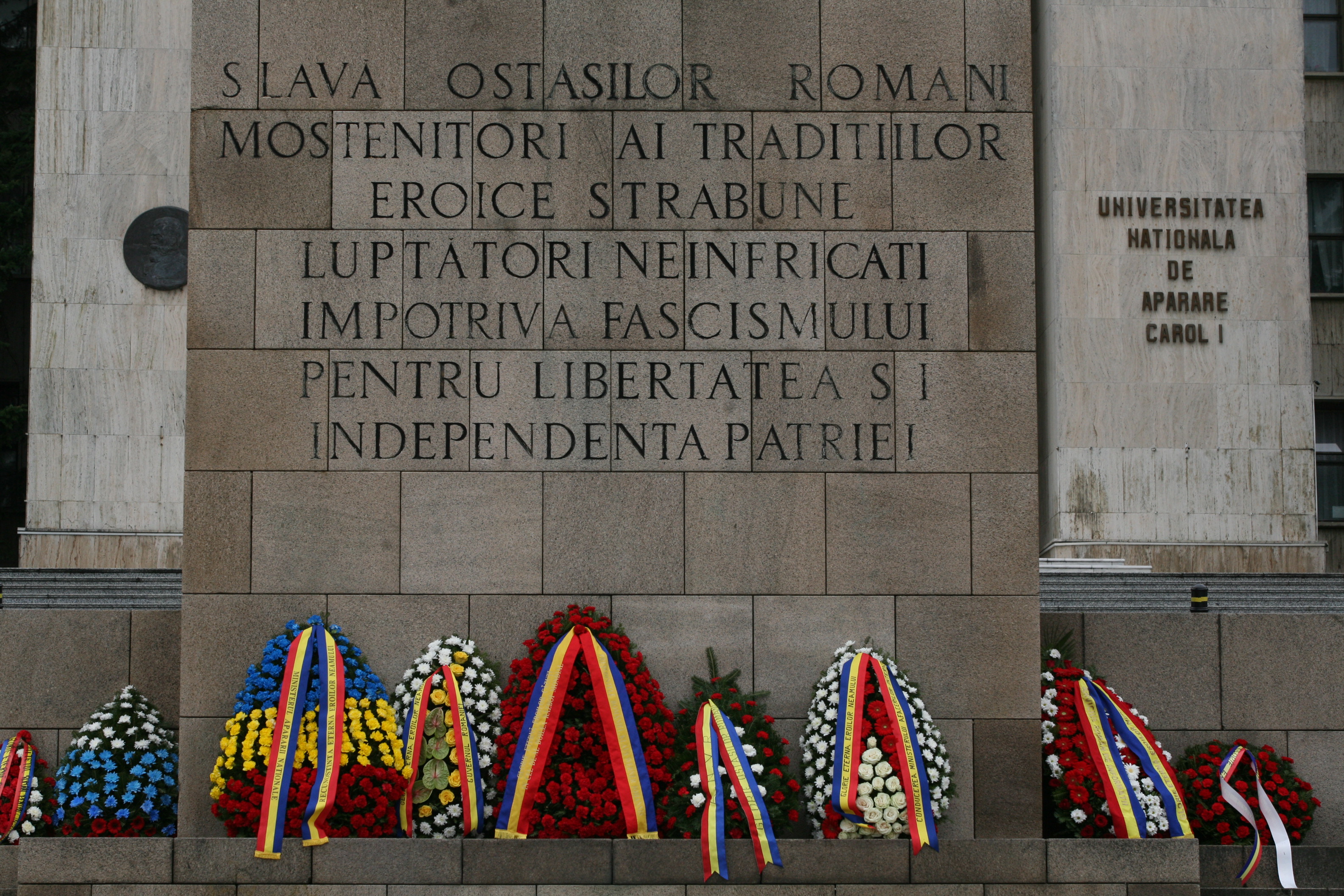 Ceremonia militară de depuneri de coroane şi jerbe de flori de la Monumentul Eroilor Neamului din cel de al II-lea Război Mondial - Universitatea Națională de Apărare 'Carol I' - 29 aprilie 2015 '