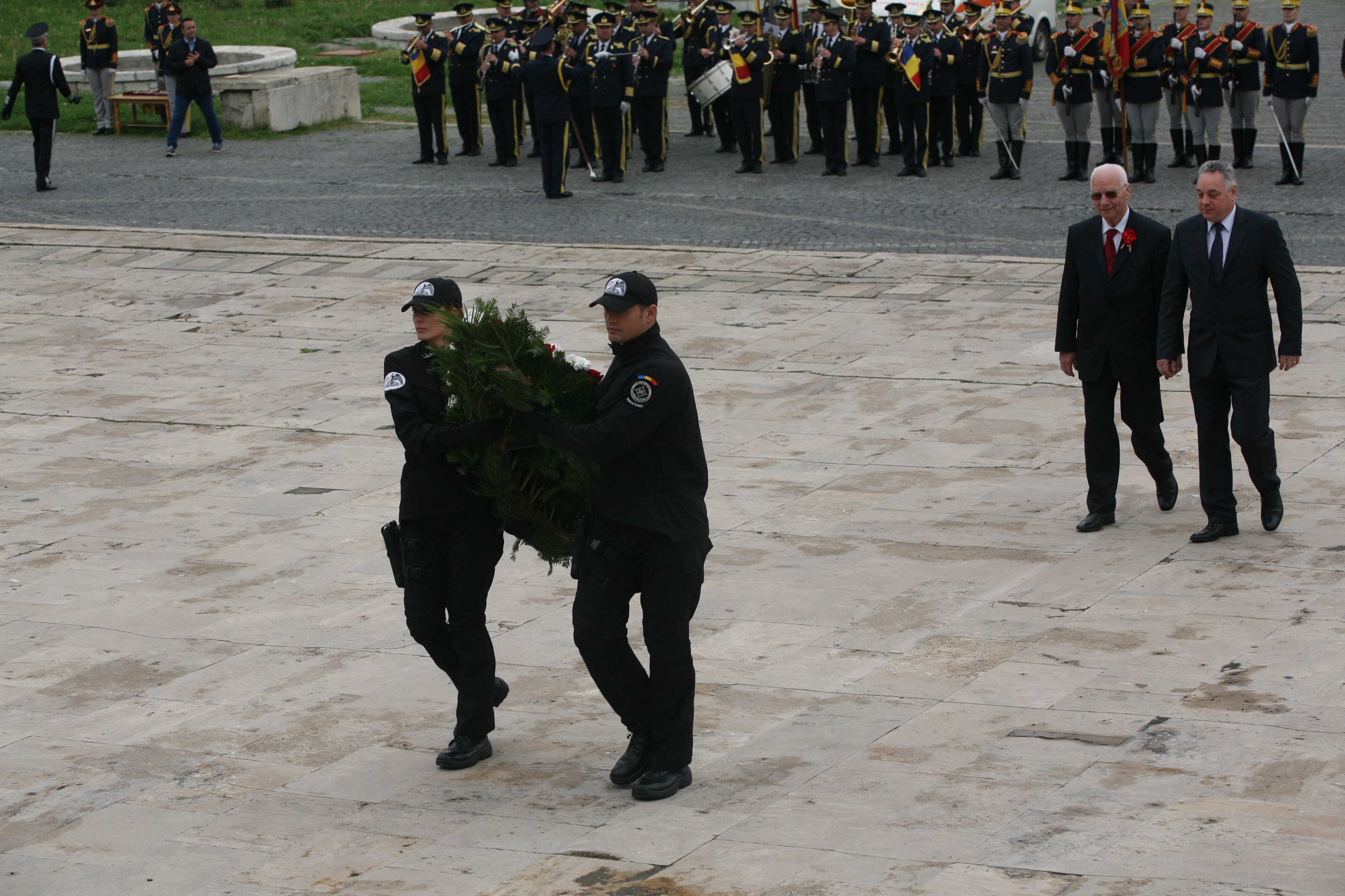 Ceremonia militară de depuneri de coroane şi jerbe de flori de la Monumentul Eroilor Neamului din cel de al II-lea Război Mondial - Universitatea Națională de Apărare 'Carol I' - 29 aprilie 2015 '