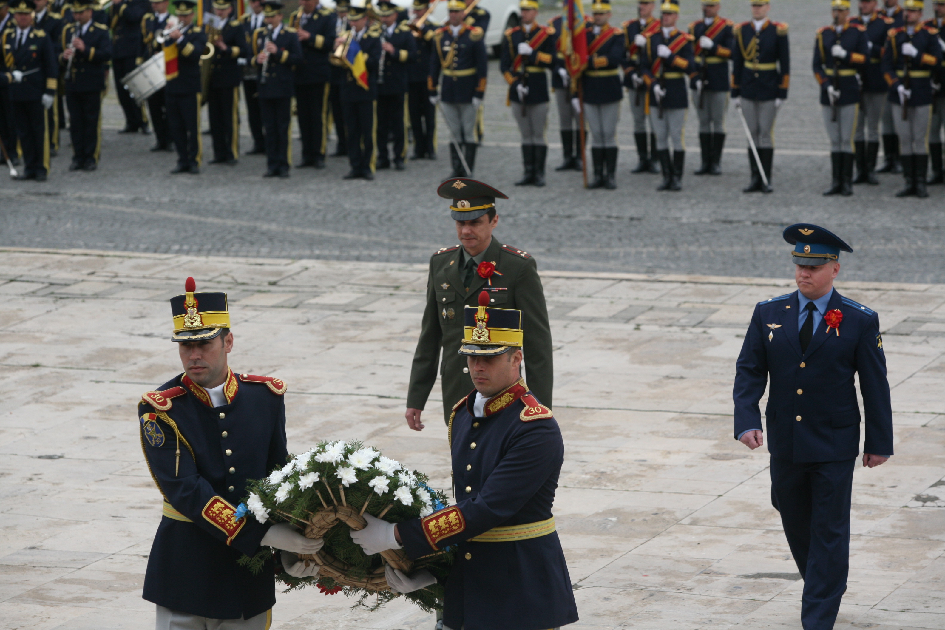 Ceremonia militară de depuneri de coroane şi jerbe de flori de la Monumentul Eroilor Neamului din cel de al II-lea Război Mondial - Universitatea Națională de Apărare 'Carol I' - 29 aprilie 2015 '