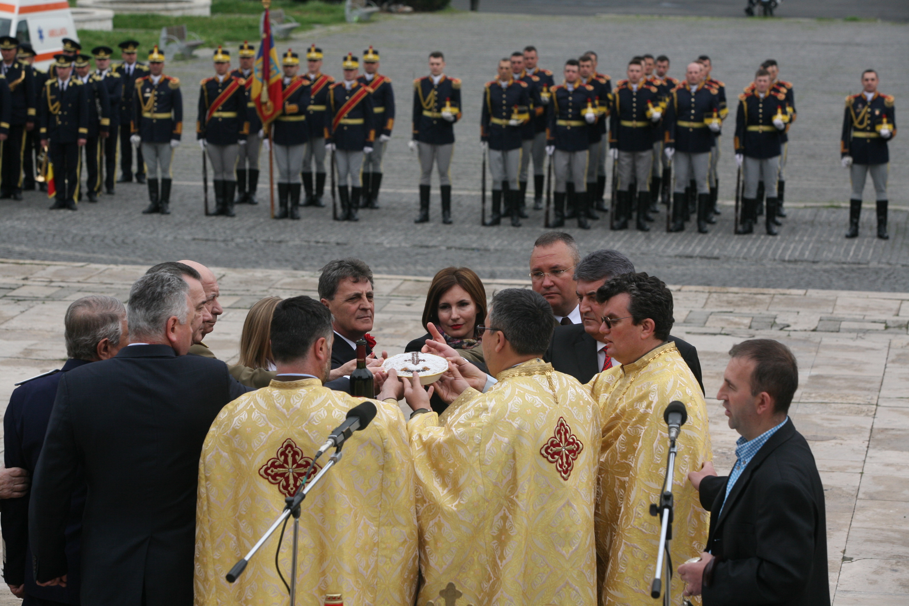 Ceremonia militară de depuneri de coroane şi jerbe de flori de la Monumentul Eroilor Neamului din cel de al II-lea Război Mondial - Universitatea Națională de Apărare 'Carol I' - 29 aprilie 2015