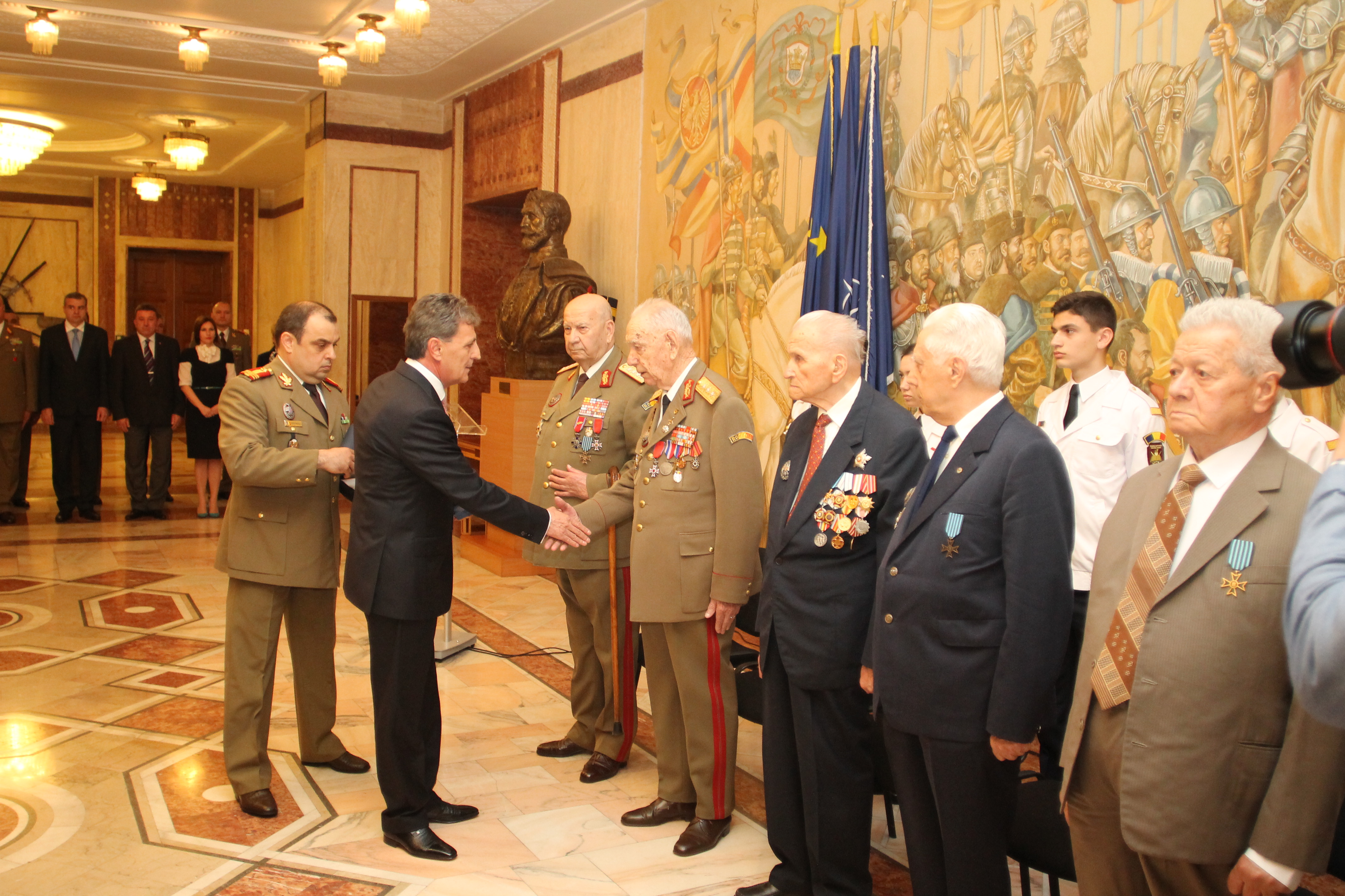 Festivitatea de avansare la gradul de general pentru un număr de şapte veterani de război şi decorarea Gl.lt.'r' Didulescu Constantin cu Ordinul Virtutea Militară în grad de Cavaler, cu însemne pentru militari - 07 mai 2015