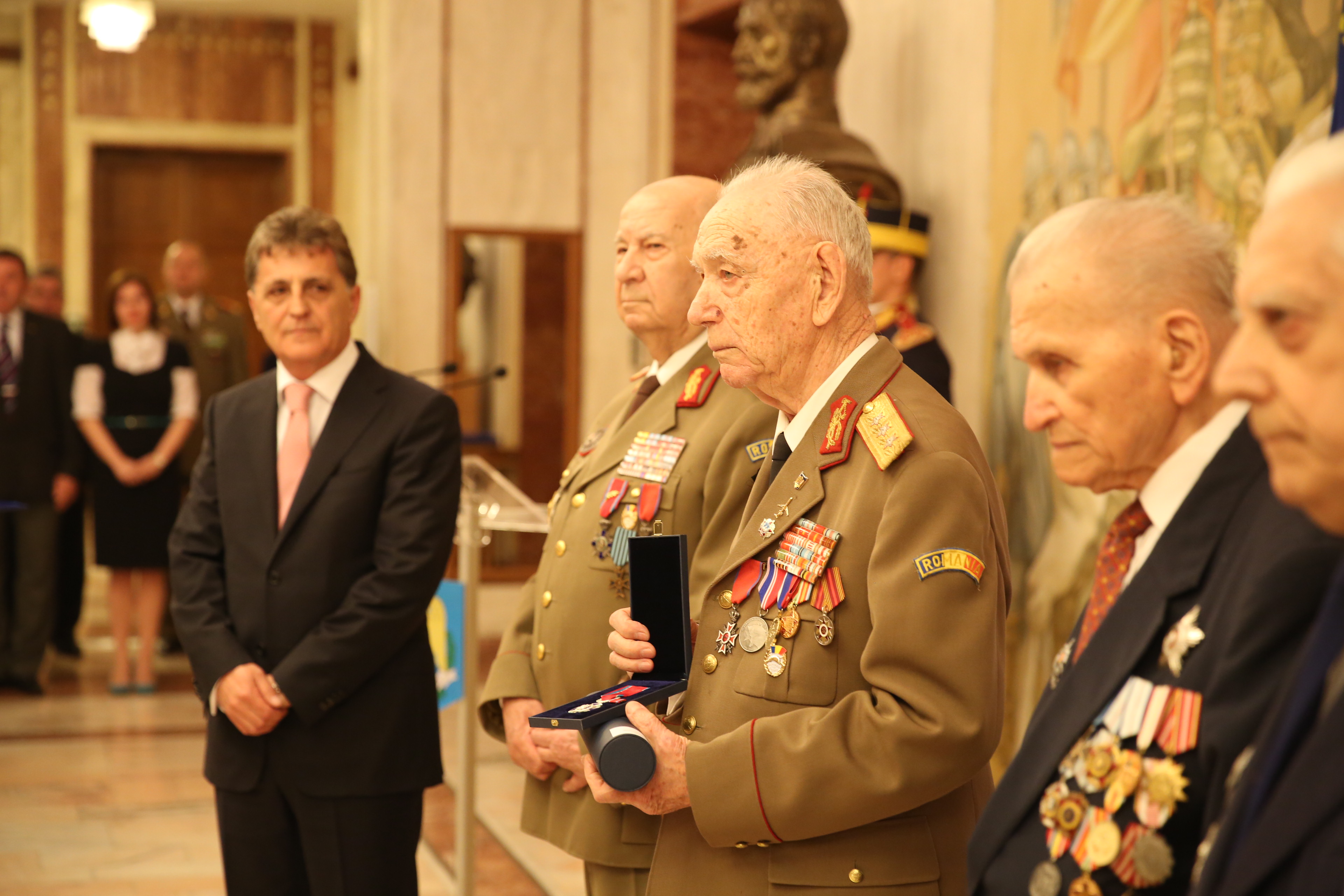 Festivitatea de avansare la gradul de general pentru un număr de şapte veterani de război şi decorarea Gl.lt.'r' Didulescu Constantin cu Ordinul Virtutea Militară în grad de Cavaler, cu însemne pentru militari - 07 mai 2015