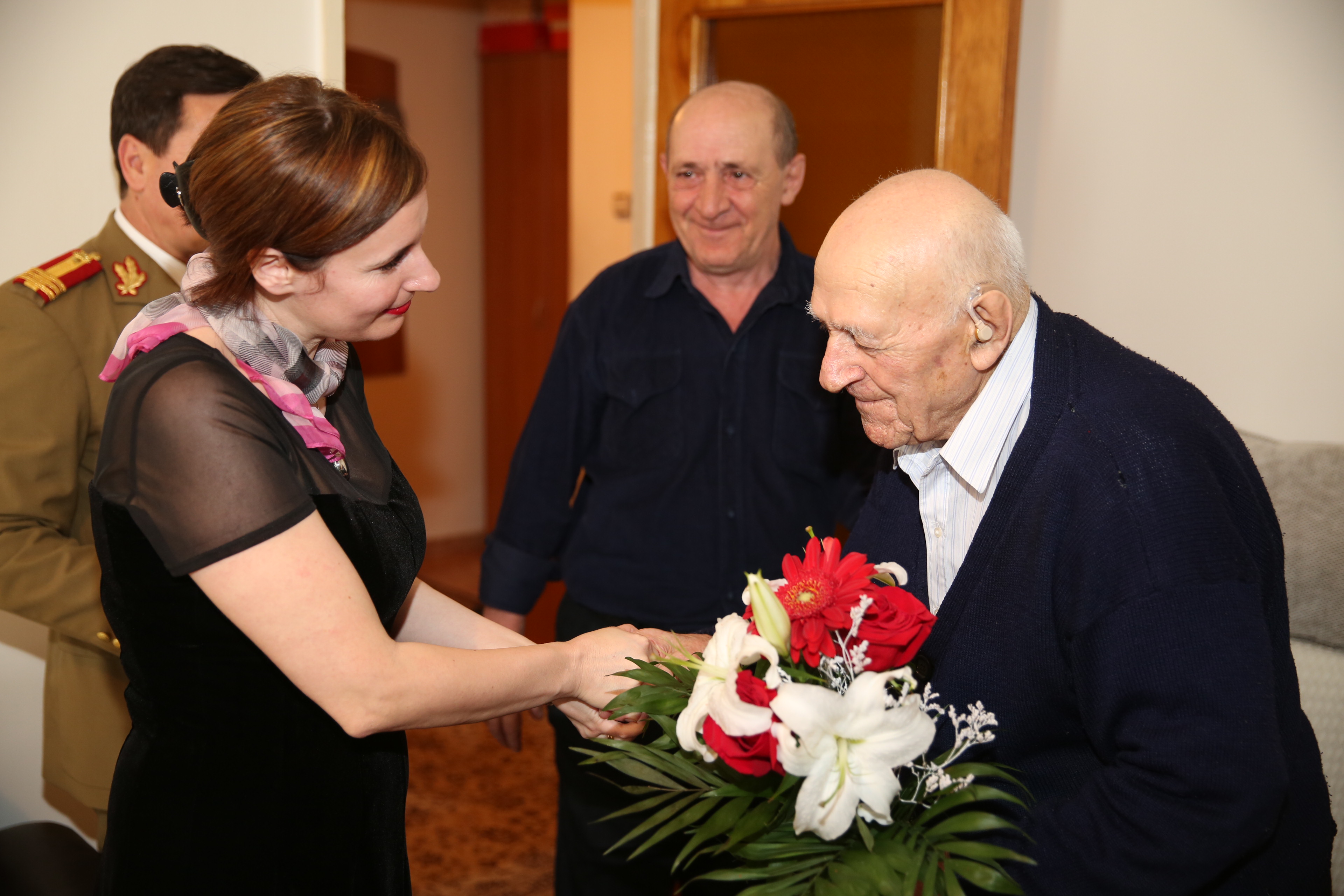 Vizita doamnei Secretar de stat Otilia Sava la veteranul de război Zdru Achile cu ocazia aniversării vârstei de 107 ani - 08 mai 2015 