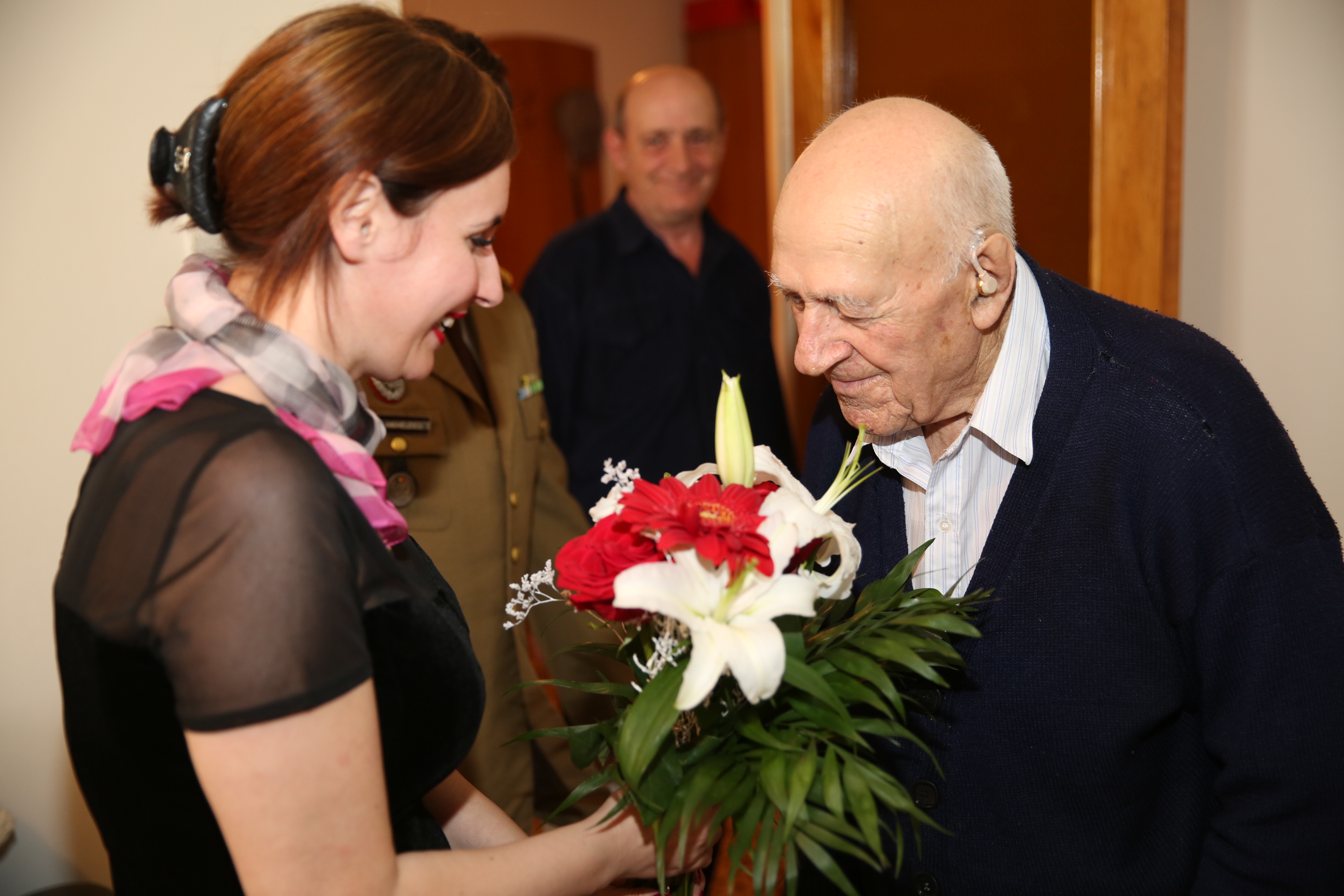 Vizita doamnei Secretar de stat Otilia Sava la veteranul de război Zdru Achile cu ocazia aniversării vârstei de 107 ani - 08 mai 2015